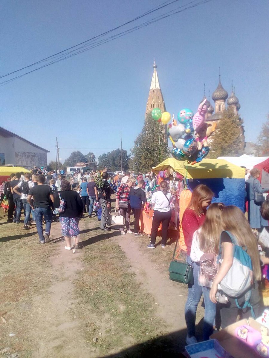 А на ярмарке-веселье,
От него там нет спасенья!
И куда ни подойдешь- 
Там и песня, и галдеж!
Снова ярмарка гуляет 
И народ весь зазывает.