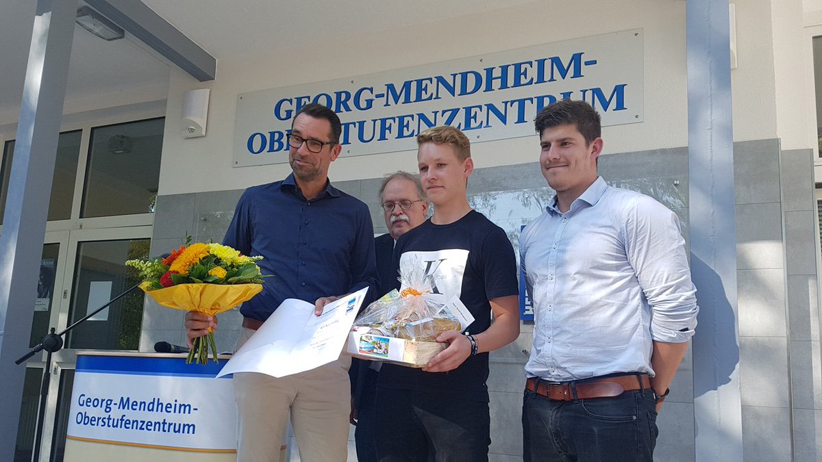 HerthaBSC's tweet photo. Ausgezeichnet: @michaelpreetz nahm am Dienstag in #Oranienburg den 'Georg-Mendheim-Preis' entgegen. Herthas gleichnamige #Partnerschule feierte zudem erst kürzlich ein Jubiläum. 🔵⚪ Alle Infos: https://t.co/o2ZnT0h1km
#hahohe https://t.co/JidzZYwMhK