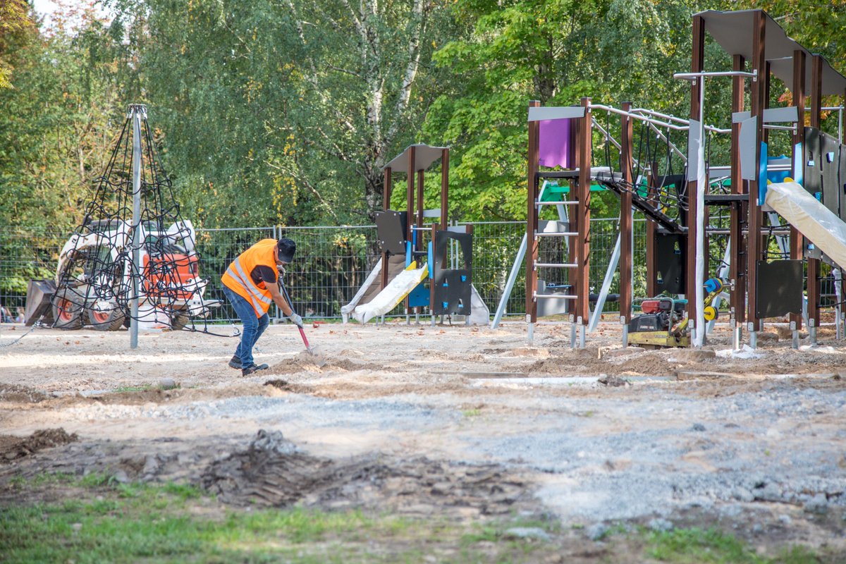R‌otaļu laukumos Priežu kalnā un Upes skvērā Madonā, kā arī Madonas novada pirmsskolas izglītības iestāžu jaunajos rotaļu laukumos notiek labiekārtošanas darbi.
madona.lv/lat/?ct=aktual…