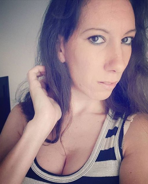 Per0xygen's tweet photo. in life, I do not try to look like I'm not.
I am natural, that's enough for me ..😋
.
.
#selfie #photooftheday #love #figirl #frenchgirl #brunette #smile #likeforlikes #instagood https://t.co/hVpVdzeSjj