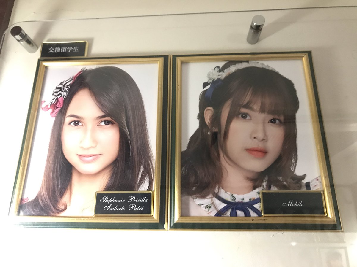 akaguma's tweet photo. BNK48のモバイルの写真がAKB48劇場に掲示されてる!😭
มีรูปโปรไฟล์ของโมบายล์ที่เธียเตอร์ AKB48!! 😭
#MobileBNK48 #MobileinJapan #BNK48 #AKB48 https://t.co/Ososbe5xmq