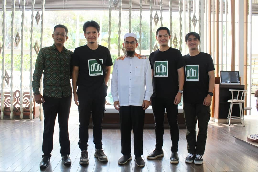 ArunaSenggigi's tweet photo. Thanks for coming to Aruna Senggigi Ustad Adi Hidayat @dimasseto_1 @dude2harlino @rickyharun 😊😊
.
.
#arunasenggigi #topotels #topotelshotels #AmazingAruna #hotel #hotelindo #dimasseto #rickyharun #dudeharlino https://t.co/5KJBP4B4j8