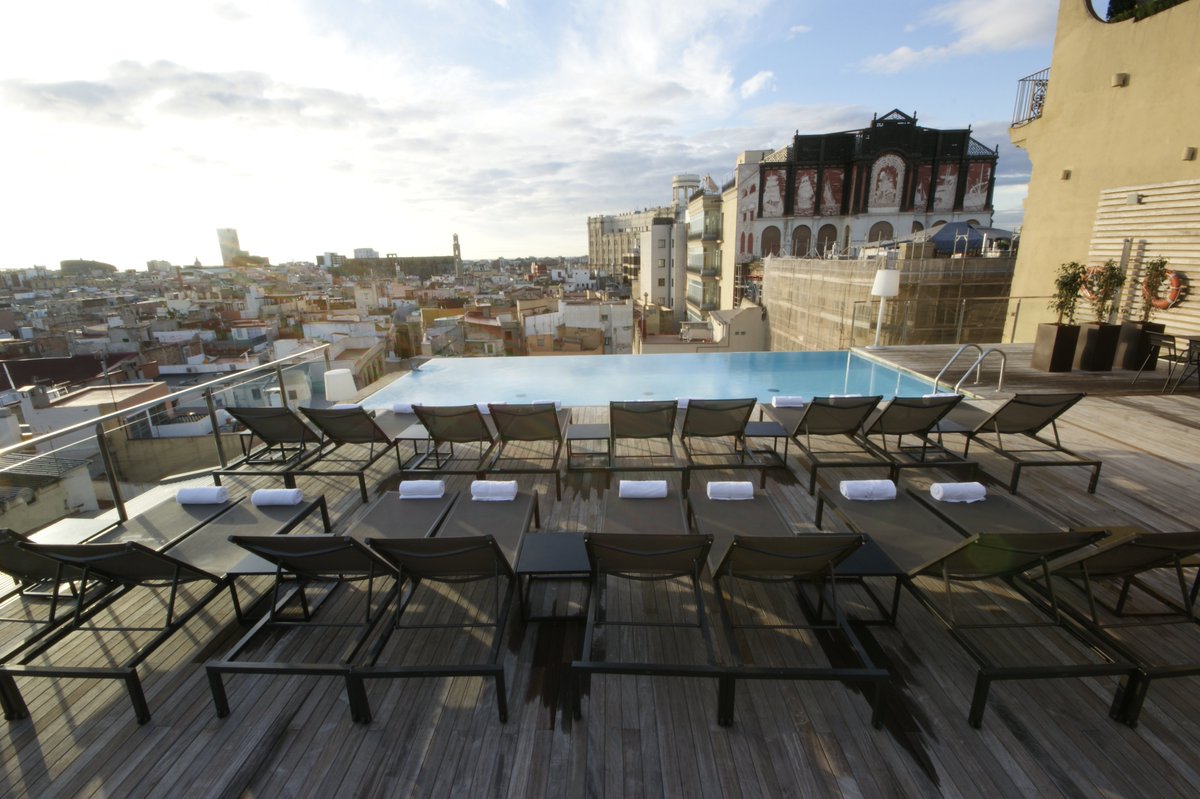 The rooftop at <a href="/ghotelcentral/">Grand Hotel Central</a> is one of the most amazing in Barcelona. Want to see by yourself?

Tap and travel:
bit.ly/2Dk80ZQ