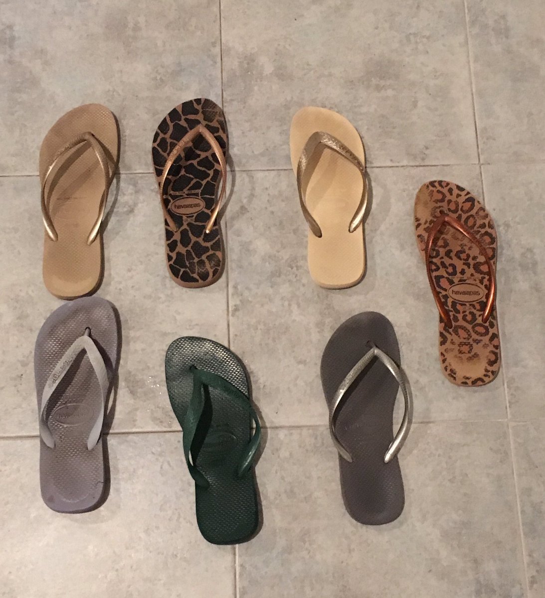 ClaudiaGilli's tweet photo. Dear Mr. @havaianas , recentemente a me e a mia sorella si sono rotte sette paia di infradito, tutte nello stesso modo (vedi foto 1). È normale? RSVP https://t.co/zgNnBrrGQ2