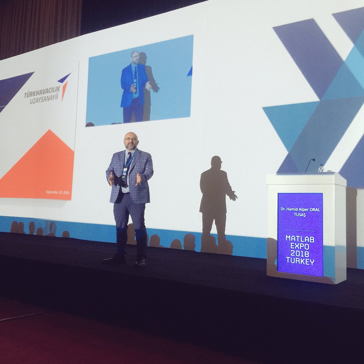 FIGES_'s tweet image. TUSAŞ yetkilisi Sayın Dr. #HamidAlperOral #DefenceTechnologies hakkındaki ufuk açıcı sunumuyla #MATLABEXPO sahnesinde! #MATLAB #FİGES #TUSAŞ @MATLAB @TUSAS_TR