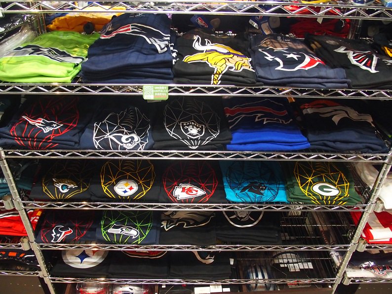selection_int's tweet photo. 新作😎NIKE製のNFLTシャツがチーム数豊富に入荷しました🎉ナイキ定番のDRI-FITになっているので着心地も抜群👍デザインも2種類あるのでお気に入りの1枚が見つかると思います😘 #NFL #NIKENFL #NFLTシャツ #NFL新作 https://t.co/lFkLgbqhTT