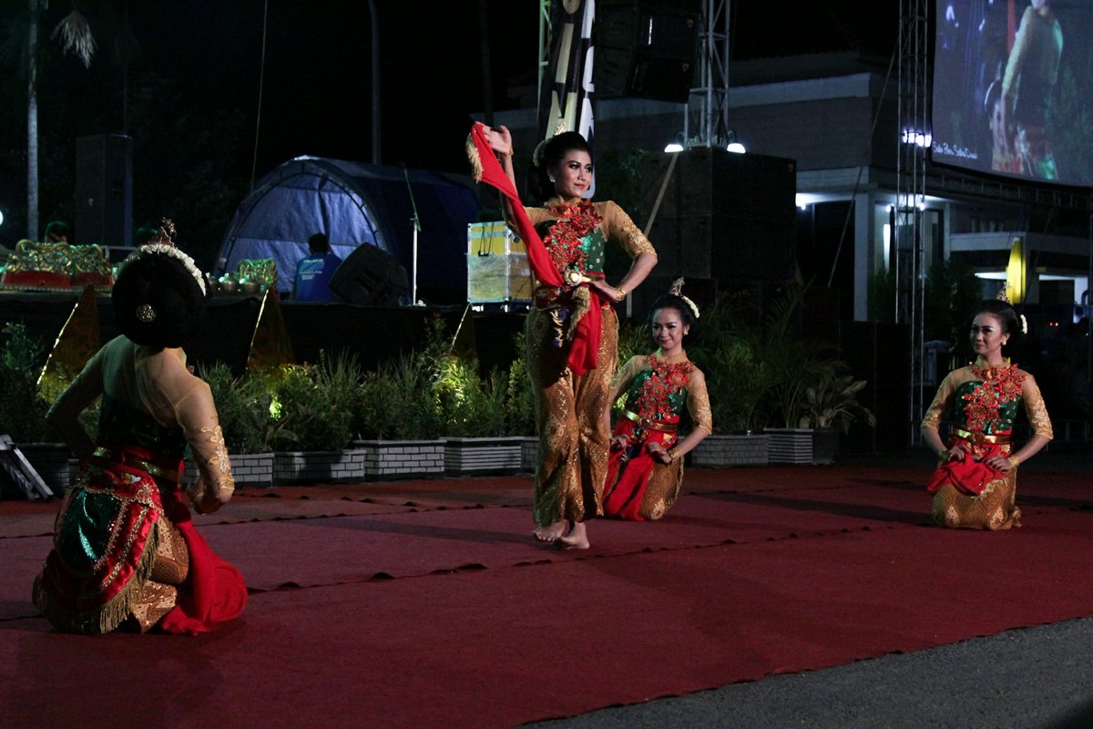 fatahyasin1980's tweet photo. Puncak rangkaian event @Indonesia digelar di alun alun Blora. Menampilkan wayang kulit dan penghargaan pada seniman dan sastrawan Blora.
#Indonesiana
#CeritaDariBlora
#ClosingCeremonyCeritaDariBlora
#genparblora
#genpijateng
#genpiid
#genpipakudjembarana
#ayodolanblora https://t.co/mqRKgUY8Xz