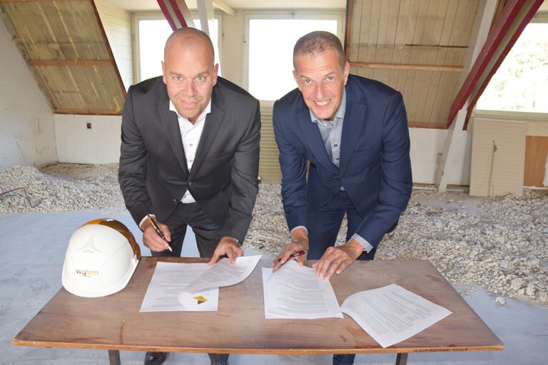 De opdracht tot het verder uitwerken van de verbouwplannen van ’t Gasthoês is door het college van B en W van #HadM gegund aan @WijnenBouwgroep. Hun aanbieding kwam als beste uit de bus. Afgelopen dinsdag werd hiervoor een overeenkomst ondertekend. #gasthoes