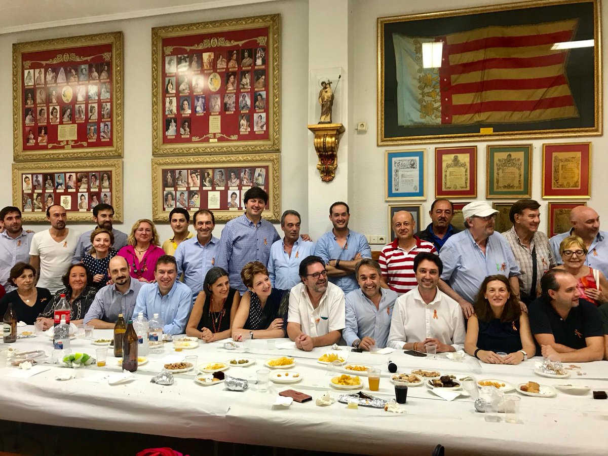VicenteBetoret's tweet photo. Anoche en el Distrito de Marítimo debatiendo sobre la situación política en general junto a compañeros de partido. Encantado de ver la ilusión y ganas de trabajo por parte de los compañeros del Marítimo.
Gracias por pensar en mí para iniciar el ciclo de charlas.
#SempreValencia https://t.co/kiF4kW8Kmf
