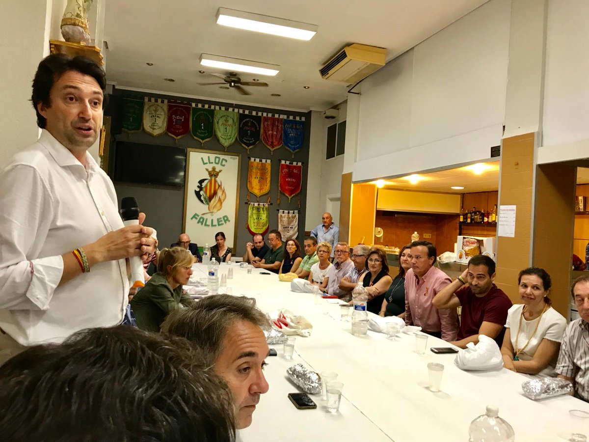 VicenteBetoret's tweet photo. Anoche en el Distrito de Marítimo debatiendo sobre la situación política en general junto a compañeros de partido. Encantado de ver la ilusión y ganas de trabajo por parte de los compañeros del Marítimo.
Gracias por pensar en mí para iniciar el ciclo de charlas.
#SempreValencia https://t.co/kiF4kW8Kmf
