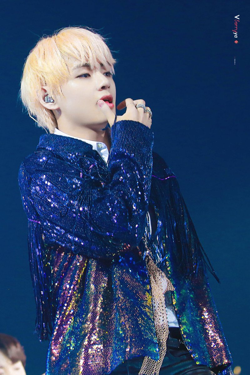 vberryya1230's tweet photo. 180905 la HD 💙ﾍ(;´Д｀ﾍ)💙
#뷔 #태형 #태태 #V #김태형 #방탄소년단 @BTS_twt https://t.co/FkHFEdGxbN