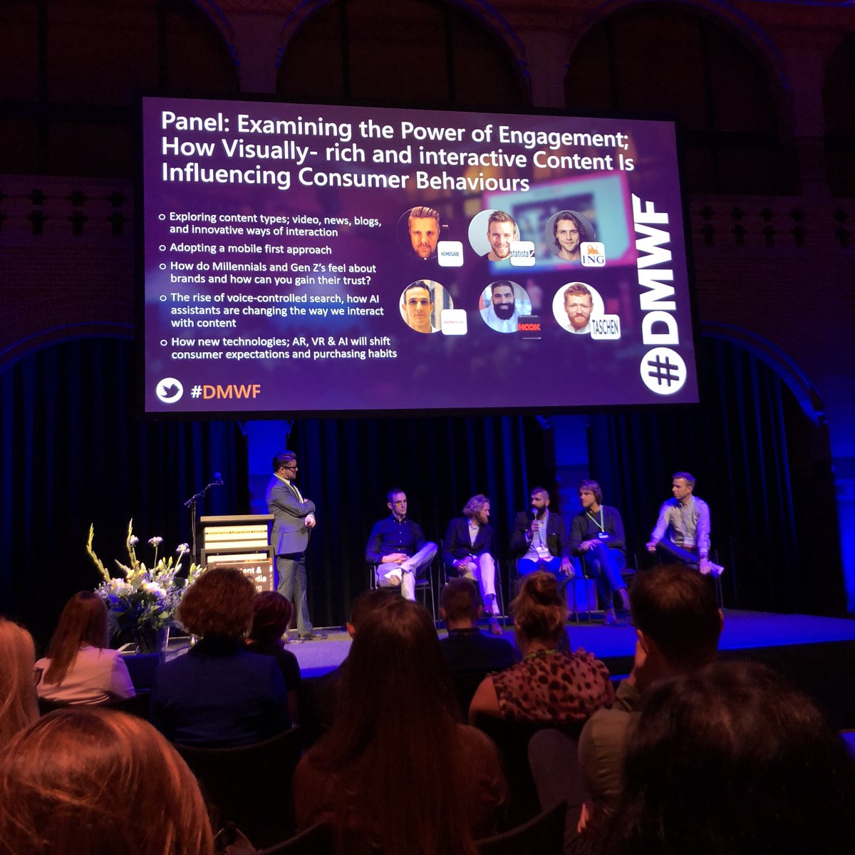 Whatsappen, online shoppen, tv kijken en filmpjes liken op Facebook: we doen het allemaal tegelijk. Ook op #DMWF zit de helft van het publiek met een smartphone voor zijn neus #guilty #alwaysonline