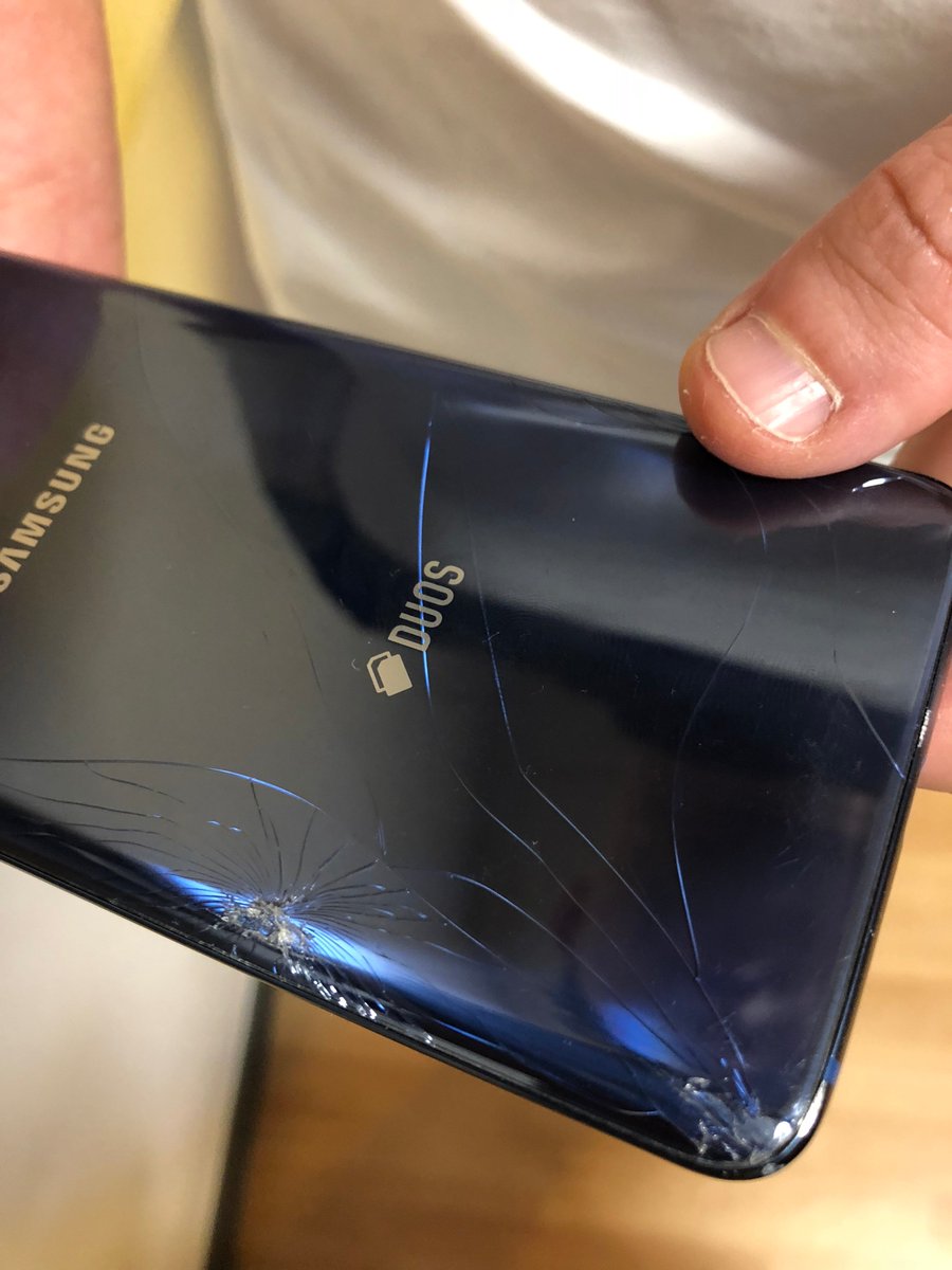 AlbanDeflandre's tweet photo. Thank you @Nike for your wonderfull universal arm band! Not even 100 meters and it felt. So sad to see you're not able to make a proper arm band (this is the third I bought in ur store in less than 2 years, the two previous broke and this one broke my phone) https://t.co/pvFD24mpPv