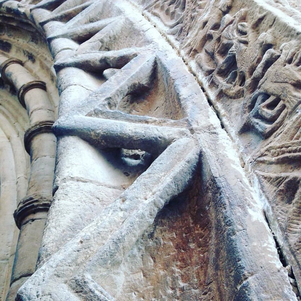 Portalada romànica de l’ Església arxiprestal de l Assumpció de #Gandesa , testimoni d’exepció del casament reial al 1319.
I ara ho serà 699 anys després , el 21 d octubre de 2018.