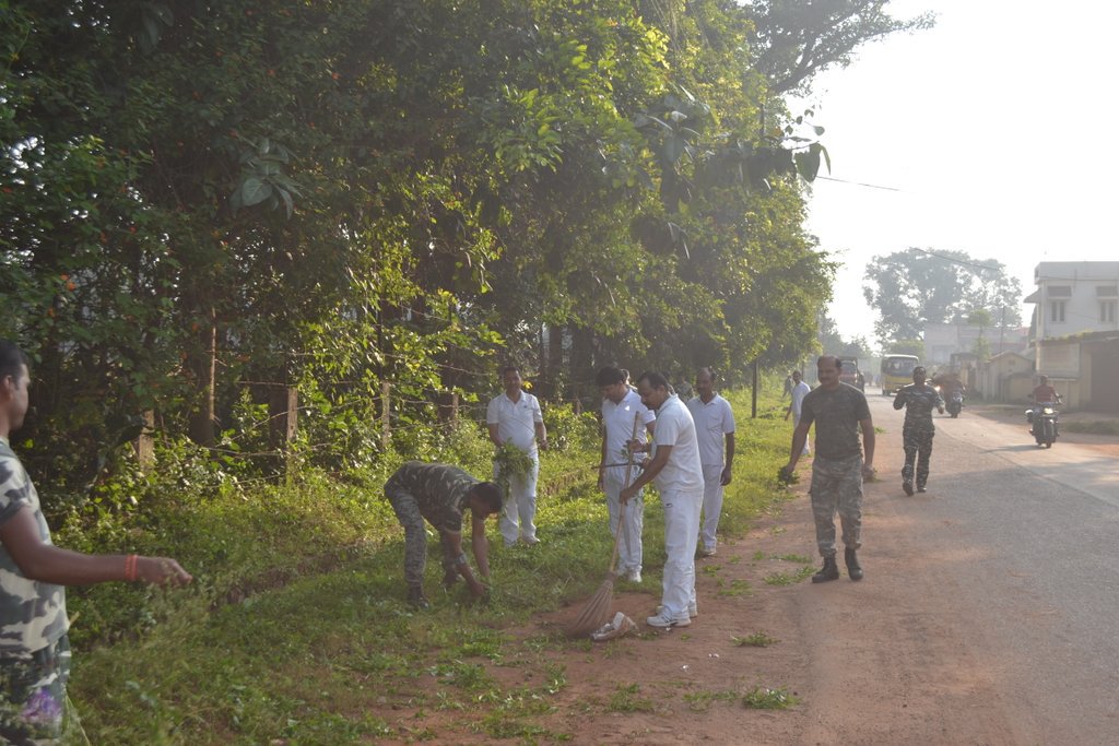 Officers and soldiers of 81 bn CRPF clean both side of jashpur ranchi national highway road and motivate to civilian for contribute his roll in clean Bharat abhiyan