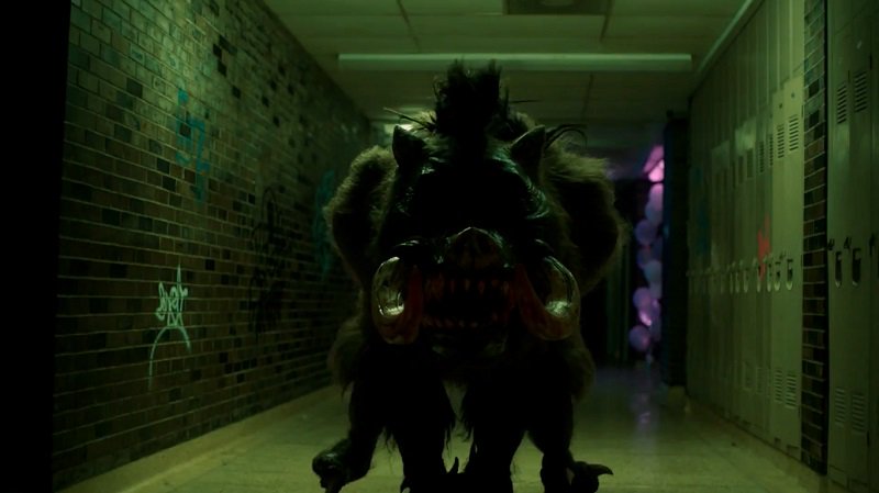 IlCineocchio's tweet image. Nel trailer di #KillerHigh, una mascotte posseduta rovina la festa del liceo di #KaceyRohl goo.gl/EDHb74 #JemGarrard #horror