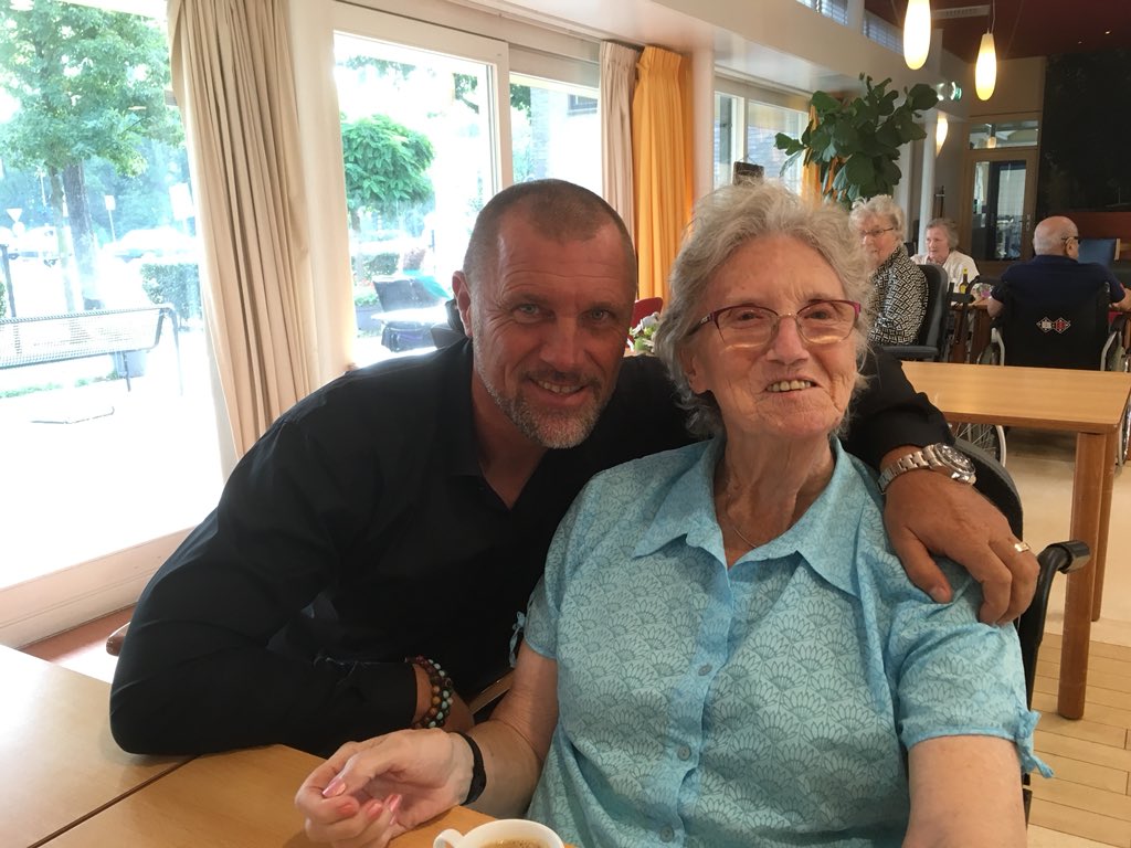 JoaneHasken's tweet image. Vandaag op pad voor #werkbezoekdag promo bij @LibertasLeiden Leuk weerzien met @JdWolf_Official. Eerste actie van onze #ambassadeurs Lyn en Arien