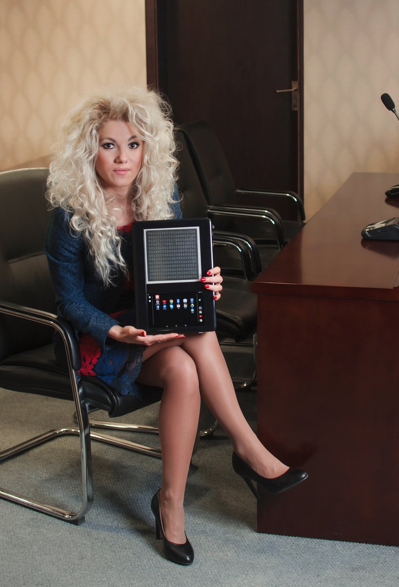 somosMeli's tweet photo. Kristina Tsvetanova es una #ingeniera búlgara. Ha diseñado #Blitab, una tableta táctil que traduce internet al braille. Este dispositivo permite mejorar la interacción de los ciegos con las nuevas tecnologías 😀 #mujeresenciencias #stem #womeninengineering https://t.co/47bL8BzhvN https://t.co/M4nmemBodO