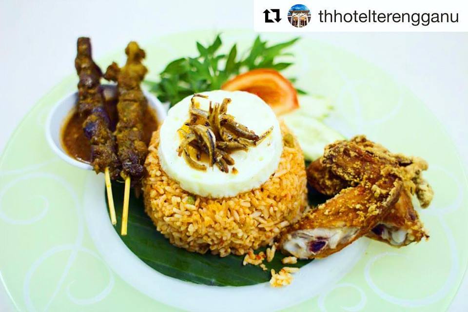 Nasi Goreng Istimewa
•
Spicy Fried Rice topped with Fried Egg, Chicken Wing & Beef Satay.

#alacarte #thhtmenu #nasigorengistimewa 
#nasigoreng #friedrice #satay #lunch #dinner 
#foodporn #foodlover #foodhunter #halalfood 
#love #thhotel #thhotelterengganu #food