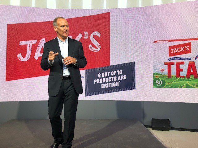 TheGrocer's tweet photo. This morning Dave Lewis revealed Tesco's new discount chain #Jacks in Chatteris, Cambridgeshire. 

1800 of the 2000 products stocked in store are Jack's branded and 8 out of 10 products are grown, reared or made in Britain. https://t.co/TASd8Ym1Na