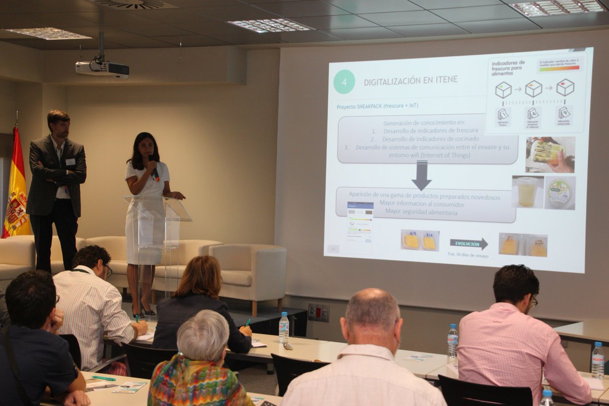 itene's tweet photo. En jornada @tics4fruit, los expertos de @itene Nuria Herranz y Juande Díaz presentan ejemplos de indicadores de frescura y cocinado y de dispositivos para captar fenómenos que sufren las cargas en el transporte.

SNEAKPACK: https://t.co/Bx13ATLnGV
VITRANS: https://t.co/1DmZjuR8cu https://t.co/rrceDfcaHY