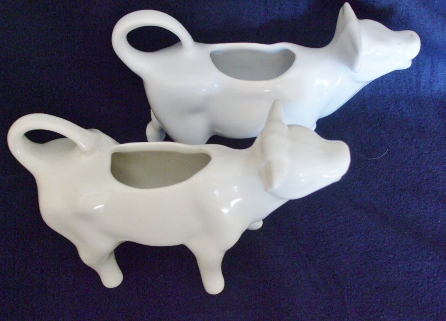 VoltInuOfflclal's tweet photo. Start Your Herd Now With 2 Similar Vintage White Porcelain Cow Creamer Pitchers #CowCreamer #vintage #folowvintage #giftideas #decor #vintagedecor #tableware #etsy #ebay #porcelain #interiors #ornaments #cute #giftideas #gifts #vintagegifts #etsyforall https://t.co/E9nMO1G8v5 https://t.co/aZiRFtAzoz