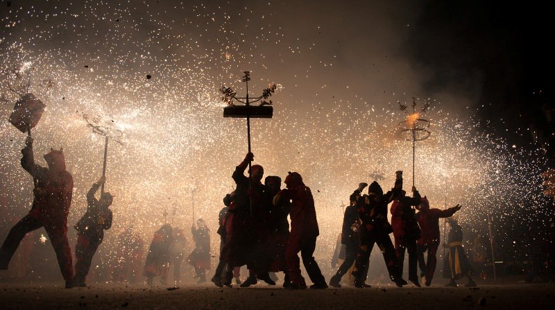 Cultupopularbcn's tweet photo. Dissabte al vespre la Via Laietana es convertirà en un infern per on desfilaran més de quaranta colles de diables de tot Barcelona acompanyades de les bèsties fogueres: es tracta del #correfoc de la #Mercè18 https://t.co/fCQCLfiQT0 #culturapopular https://t.co/Sv7wN53CRA