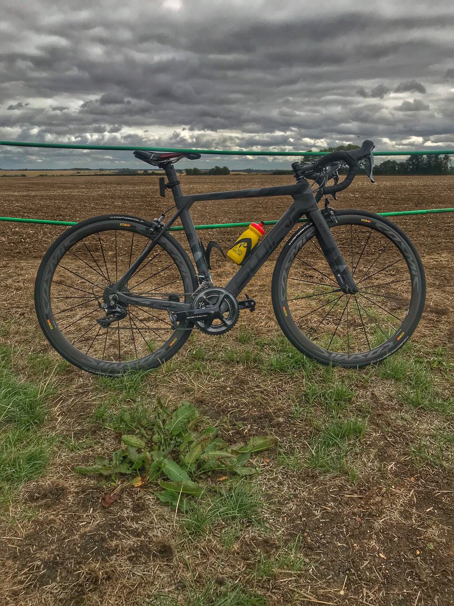 PaceyOGs's tweet image. What would you change.....???
(Needs a black saddle lol) 
#swift #hypervox #bike #cycling #roady #mavic #zipp #shimano #duraace #carbon #ppcc #bikeporn #whatwouldyouchange #garmin #strava #outsideisfree