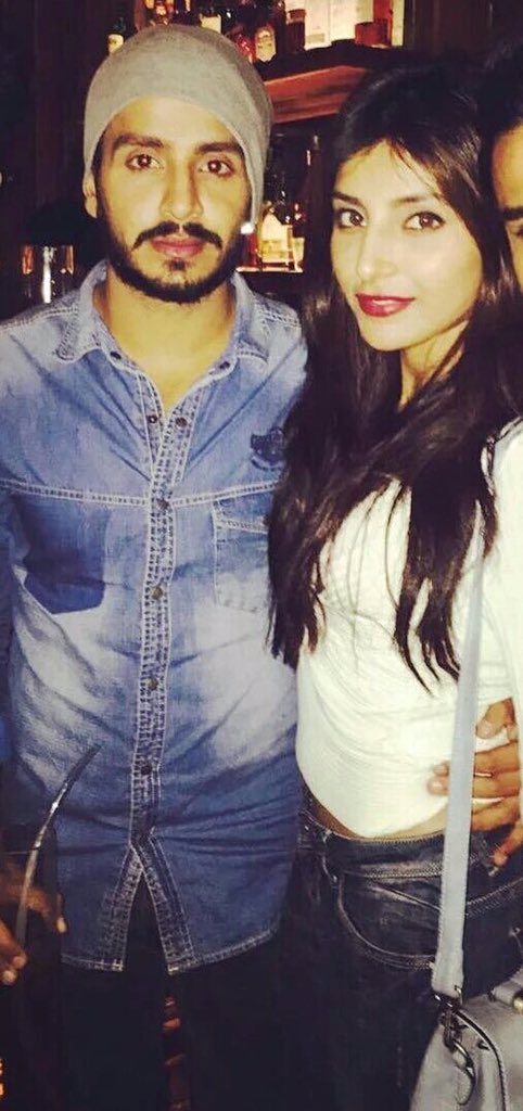 Smayani18's tweet photo. in deep gentle pools
of velveteen and moonlight
i wait in silence for the soft eyed ones
#ParSh
#ParShDil โฅ๏ธ https://t.co/afEVMDdJCj