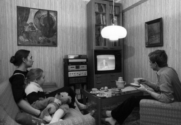 Советская семья у телевизора. 1986 год