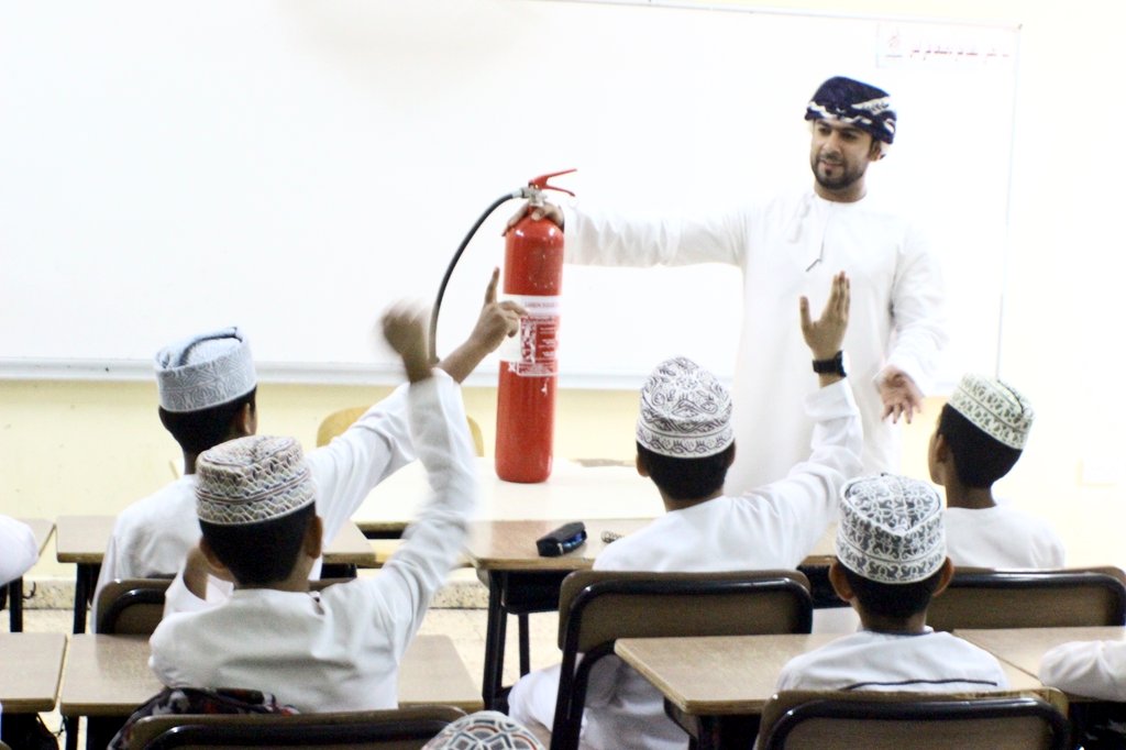 kaabschool's tweet photo. قدم مشرف الأمن بالمدرسة حملة توعوية للطلاب حول كيفية استخدام طفاية الحريق https://t.co/bDIgO7wxUt