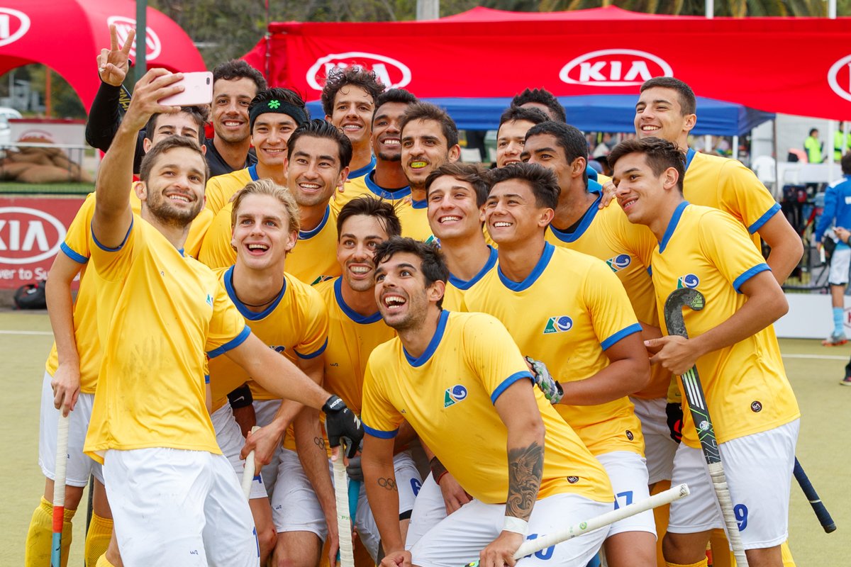 Everyone enjoying their moments at the #HockeySeries2018 in Santiago! #Selfie 🤳
Some nice <a href="/Olympics/">The Olympic Games</a> tattoos there too 😉 <a href="/Brasil_Hoquei/">Brasil Hóquei - CBHG</a> 
📸 Oscar Muñoz Badilla 
<a href="/PanAmHockey/">PAHF - Pan Am Hockey</a>