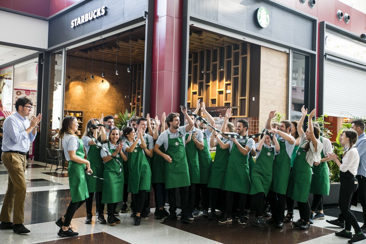 starbucks_es's tweet photo. ¡Ya hemos abierto en Nevada Shopping! Os esperamos desde ya en nuestra nueva tienda para celebrar la llegada del otoño con un #PumpkinSpiceLatte! #StarbucksenGranada https://t.co/Se0koyJvtD