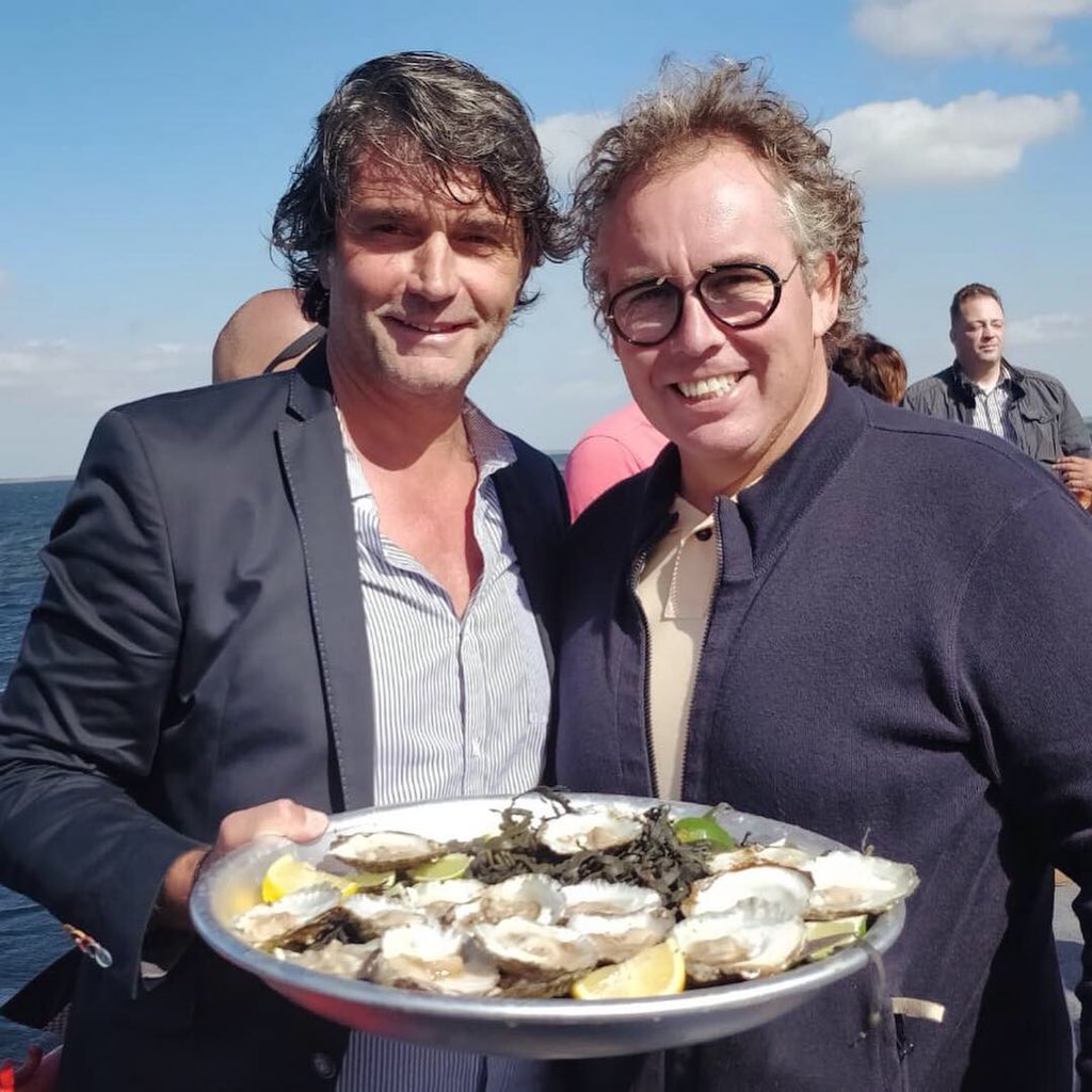 DelftServeert's tweet photo. Wauw! Deelnemer George van @moodzdelft is gister de zee op gegaan en is terug gekomen met bakken vol oesters. Komend weekend verkrijgbaar in de Moodz Oesterbar. ⚓️🛶 https://t.co/vXQRr41rKX