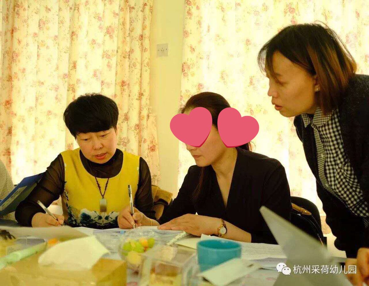 mamaknowbest's tweet photo. เพิ่งรู้ว่าหม่าม้าพี่อี้เป็นผอ.โรงเรียนอนุบาล ความน้อน ความรักเด็ก ความอ่อนโยน และความหน้าตาดีได้มาจากหม่าม้านี่เอง~ 😊 #HuYiTian https://t.co/d8IOx9Jdpj
