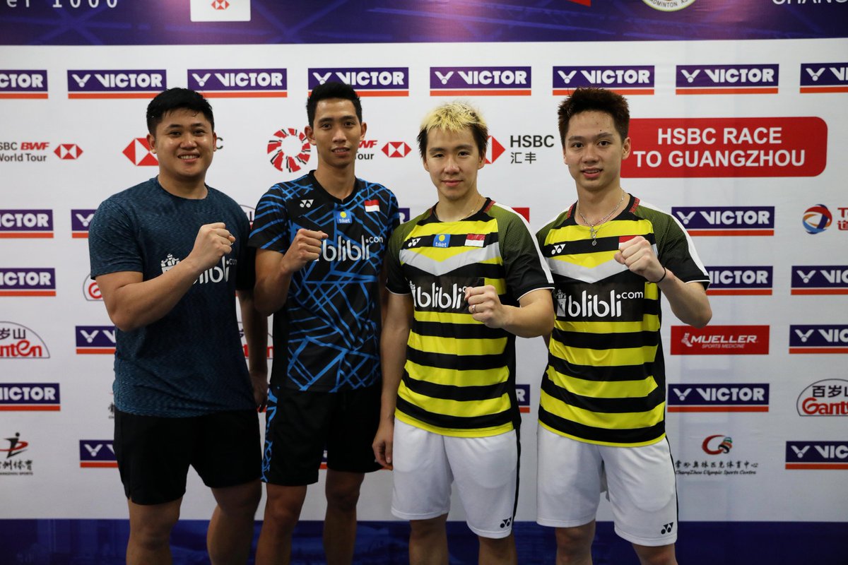 Pasangan ganda putra Indonesia, Marcus/Kevin dan Wahyu/Ade foto bersama usai berlaga pada babak pertama China Open 2018, Rabu (19/9/2018). Marcus mengalahkan rekan senegaranya itu melalui rubber game.