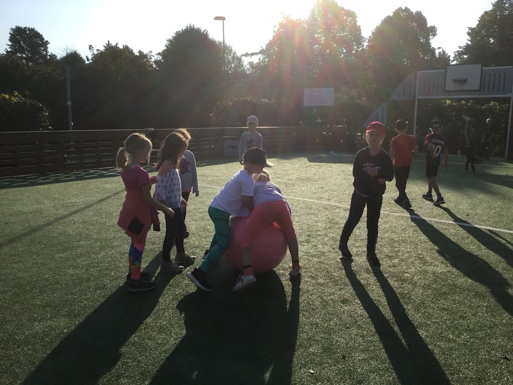 katarinaskolan's tweet photo. Ettornas utedag med elefantfotboll i Katarena! https://t.co/HGkLpEFbod