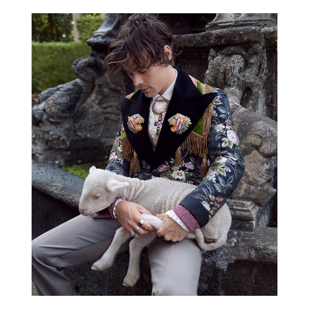 gucci's tweet photo. . @Harry_Styles appears in the new #GucciTailoring campaign wearing suiting designs from #GucciCruise19 by #AlessandroMichele.
Photographer: #GlenLuchfor
Art Director: #ChristopherSimmonds https://t.co/LWHOjKwiJR