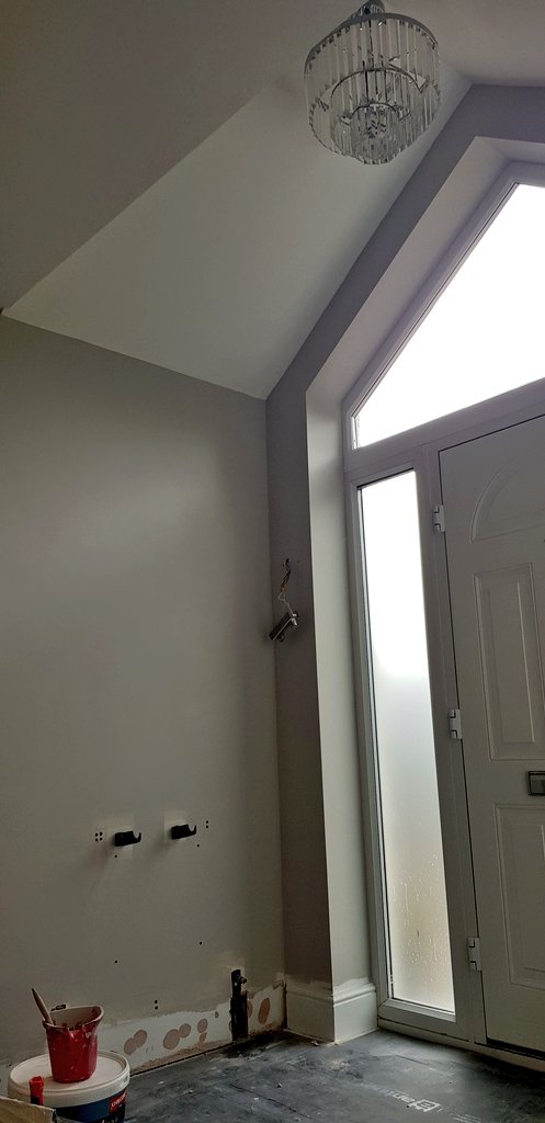 Jenthedecorator's tweet photo. using my @JohnstonesTrade #Bonanza bargains the @Woosterbrushuk brush and roller #prodooz on this house project
#covaplus
#acrylicdurablematt
#cornforthwhite @FarrowandBall
#Decorator
#femaledecorator
@TRADE_decorator https://t.co/C9O67d7WB0
