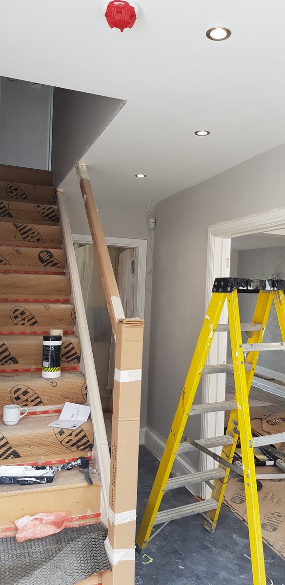 Jenthedecorator's tweet photo. using my @JohnstonesTrade #Bonanza bargains the @Woosterbrushuk brush and roller #prodooz on this house project
#covaplus
#acrylicdurablematt
#cornforthwhite @FarrowandBall
#Decorator
#femaledecorator
@TRADE_decorator https://t.co/C9O67d7WB0