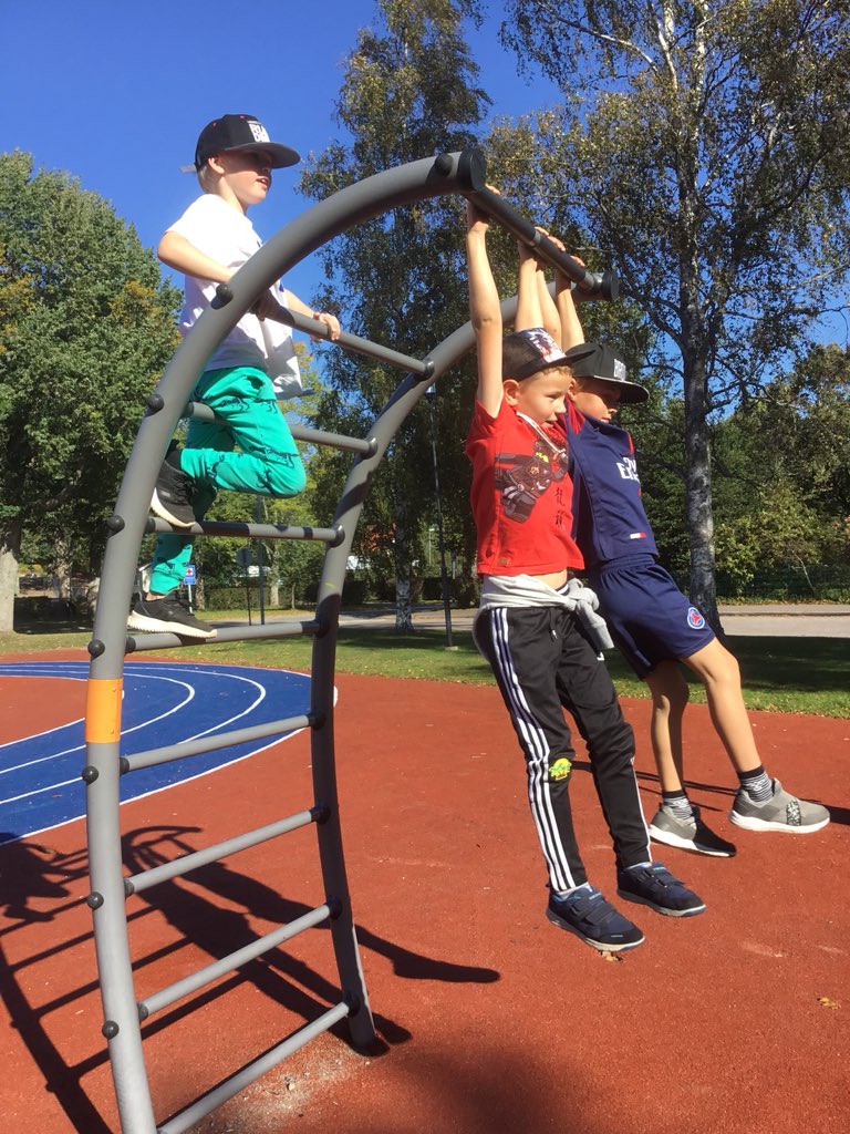 katarinaskolan's tweet photo. Ettorna fortsatte sin utedag i parkourparken! https://t.co/N60W0io3ju