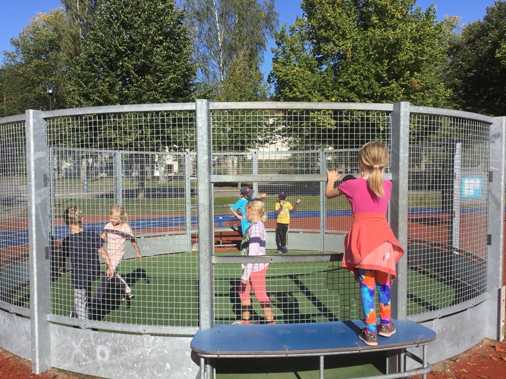 katarinaskolan's tweet photo. Ettorna fortsatte sin utedag i parkourparken! https://t.co/N60W0io3ju