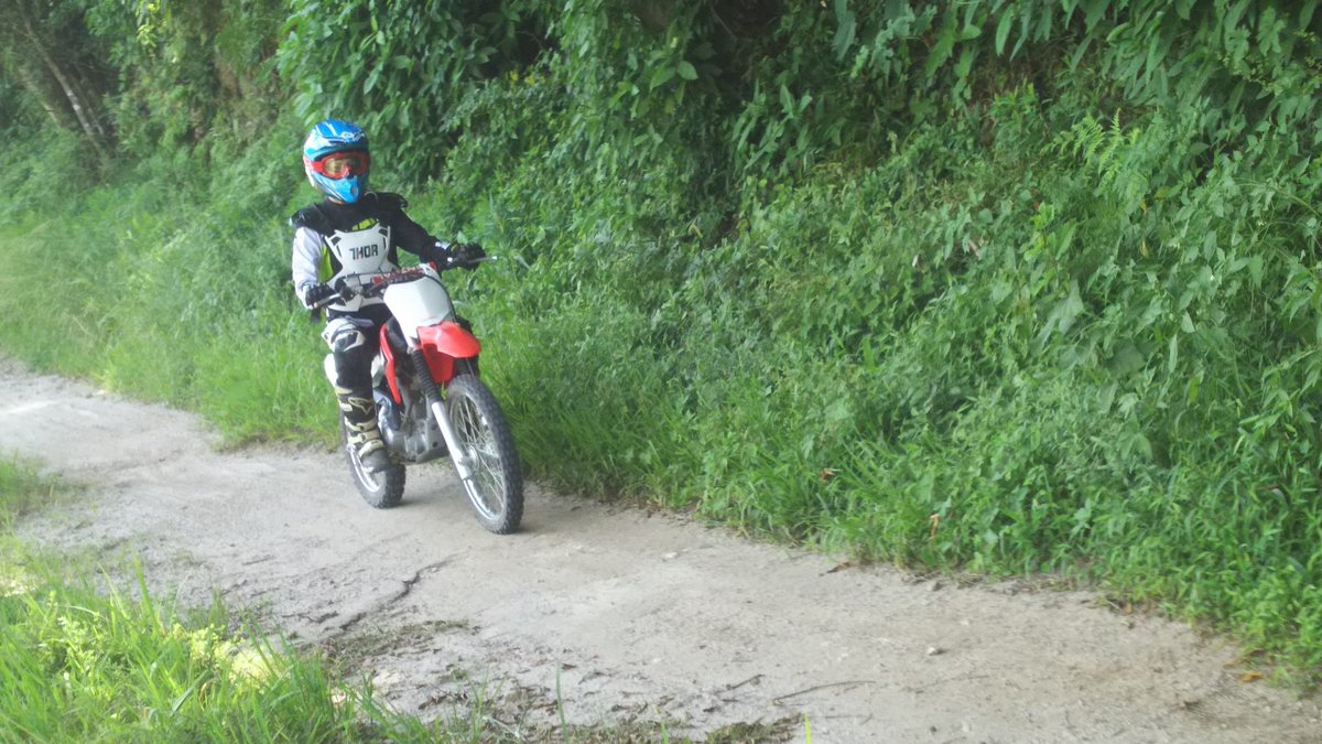 バイクショップライトニング 鹿児島 手ぶらでモトクロス体験走行 を行いました 本日は モトクロスしてみたい という 女性ライダーさんのご参加でした オフロードバイクは初めての方でしたが 基本的なことなどアドバイスし コースも走れるよう