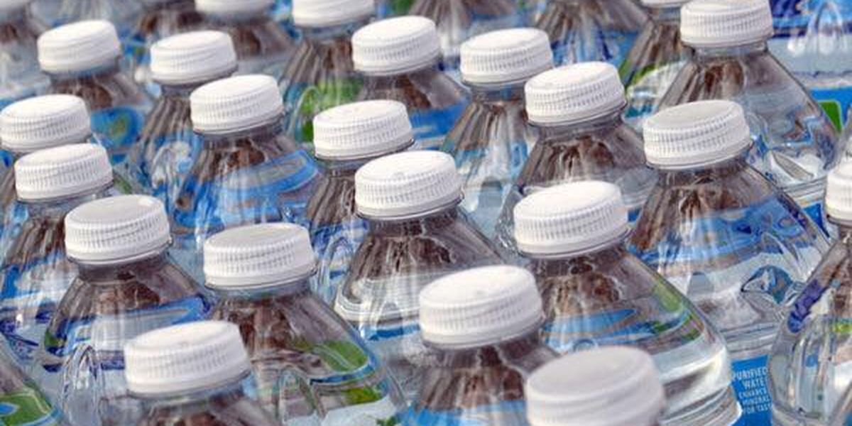wectnews's tweet photo. Wilmington Harris Teeters giving away water, ice today https://t.co/UrN73J6myR https://t.co/z6vaYNqfIW