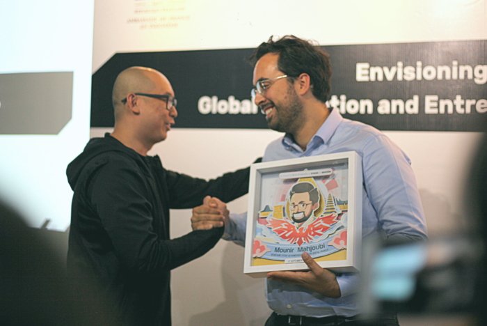 Kedatangan Menteri Digital Prancis, Mounir Mahjoubi, ke @MenarabyKIBAR, adalah pembuktian bahwa kompetisi bukanlah pilihan di era digital ini. Untuk memajukan ekosistem startup Indonesia haruslah berkolaborasi. Simak ceritanya di sini : kabar.kibar.co.id/2018/09/19/mou…