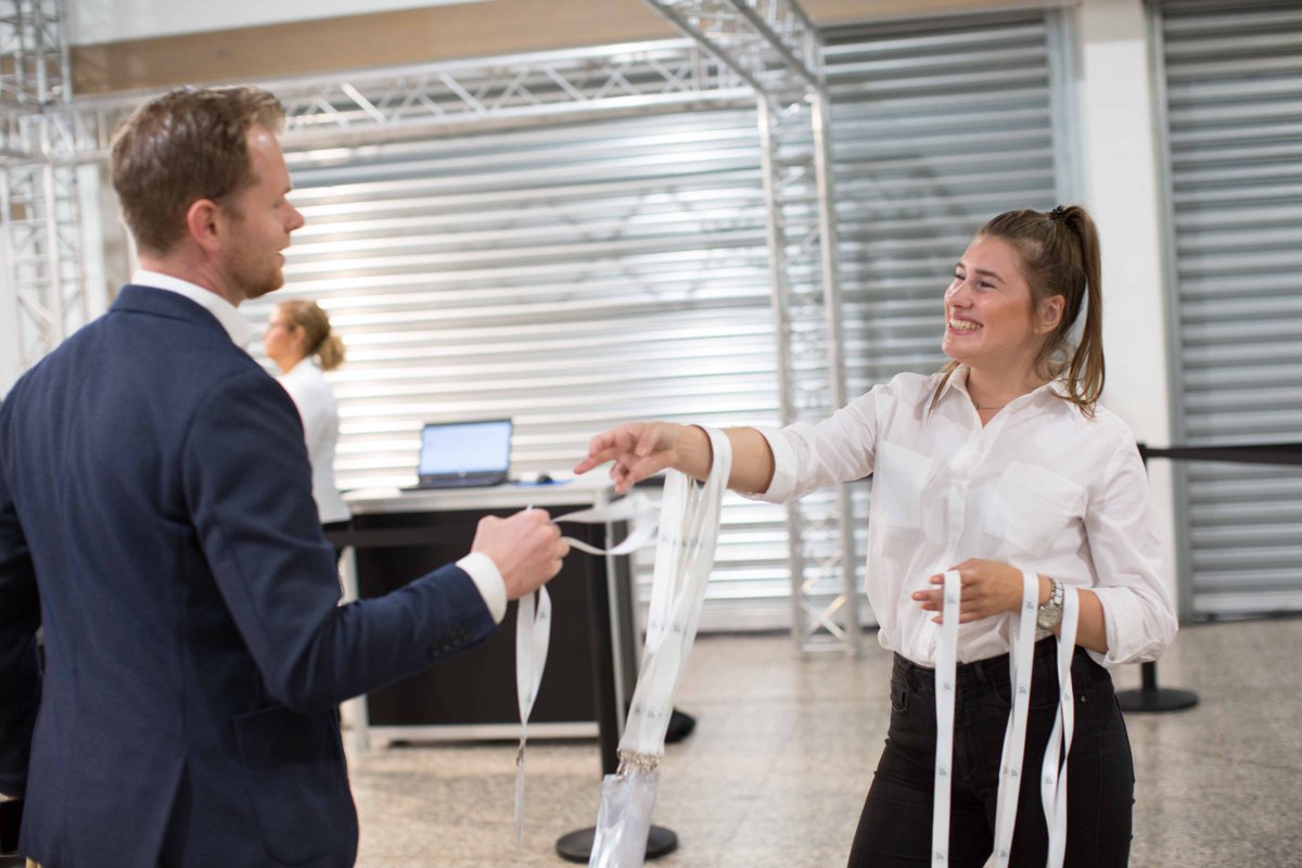 Big_Data_Expo's tweet photo. Vrolijk ontvangen worden op de Big Data Expo, dat is een leuk begin van deze eerste dag vol innovatie en inspiratie! De eerste sprekers hebben hun verhaal gedaan, de eerste stands zijn bezocht en de eerste blije gezichten zijn een feit. #bde2018 #officieelvanstart #tweedaagsevent https://t.co/PFr63SIZ5C