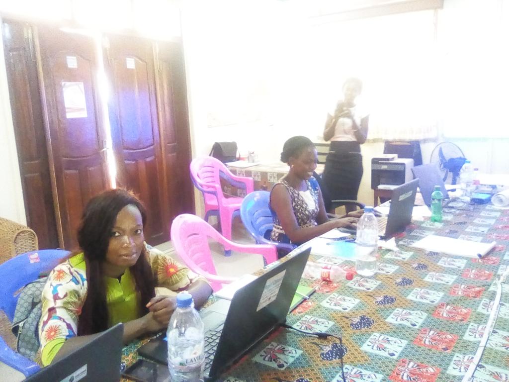sole_stevy's tweet photo. #Centrafrique: en images l'ambiance de la formation des femmes journalistes sur les reseaux sociaux. #RCA236 https://t.co/zrvwdQ57Dy
