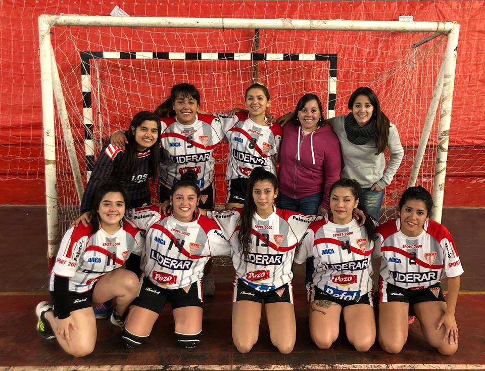 clublosandes's tweet photo. #HandballFemenino En un gran momento. El @HandballLosAnde crece a base de triunfos. #Juveniles derrotó 33-18 a #SantaMaría y continúa invicto en el #TorneoClausura. Y #Mayores, la otra categoría que se presentó, le ganó 23-7 al mismo rival y trepa en la tabla. https://t.co/x4uRvIvXta