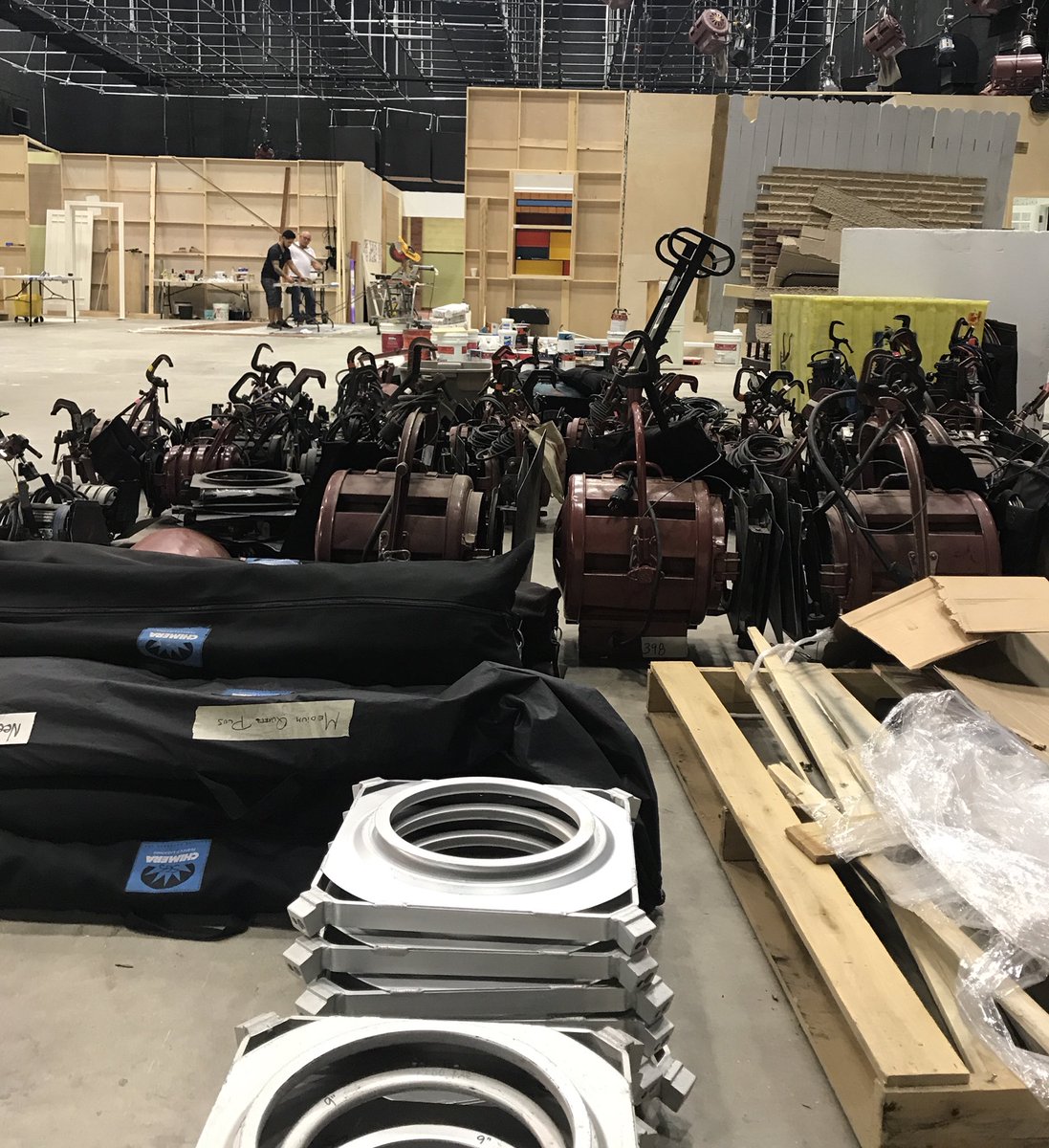 cinematusa's tweet photo. #newsets #newshow #lightingdesign #setdesing https://t.co/SSpveiU4wQ