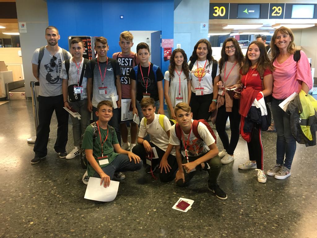 cole_sagrada's tweet photo. Alumnat i professorat del nostre centre i de @cmariaasunta ja estan camí d'Irlanda ☘️ Bon viatge! ✈️ Feliç estada! @puri310868 @RuizCliment @AngelSAFAM @neuetes6 @nandis_ma @SevalMajo @angel_chorda @ClariCristina @remecases @mjcanetgadea74 @Arenaten @pauandreu07 @begogras https://t.co/tCSeiZbjKP